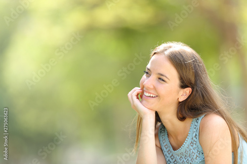 Tableau sur toile Happy dreamer dreaming in a park with a green background