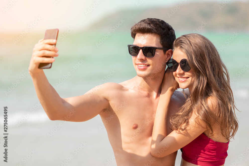 Fototapeta premium couple taking a selfie with smartphone.