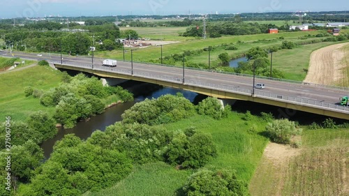 Wallpaper Mural 橋の上を走る車 / 北海道 札幌市 Torontodigital.ca
