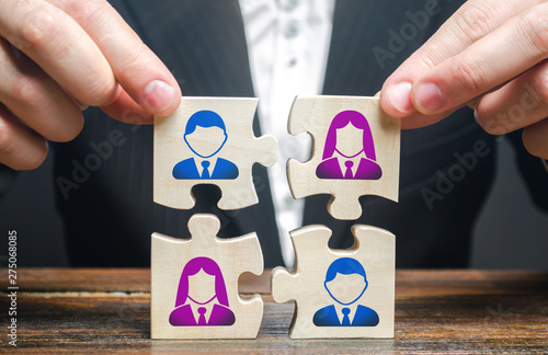 Tablou pe pânză Businessman assembles a team in the form of a set of puzzles