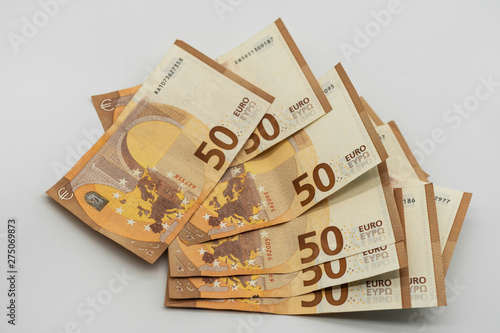 mehrere 50 Euro Scheine im Fächer ausgelegt auf einem weissen Tisch