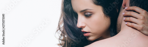 Fotografie panoramic shot of beautiful brunette woman hugging naked man and looking away is