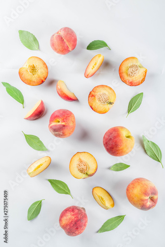 Fototapeta Naklejka Na Ścianę i Meble -  Fresh organic peaches, simple pattern, layout on white background