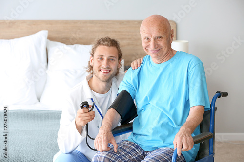 Doctor measuring pressure o...