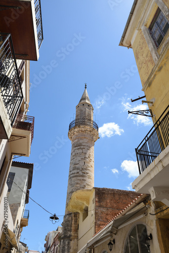 Osmanische Minarett der Moschee Gazi Husein photo
