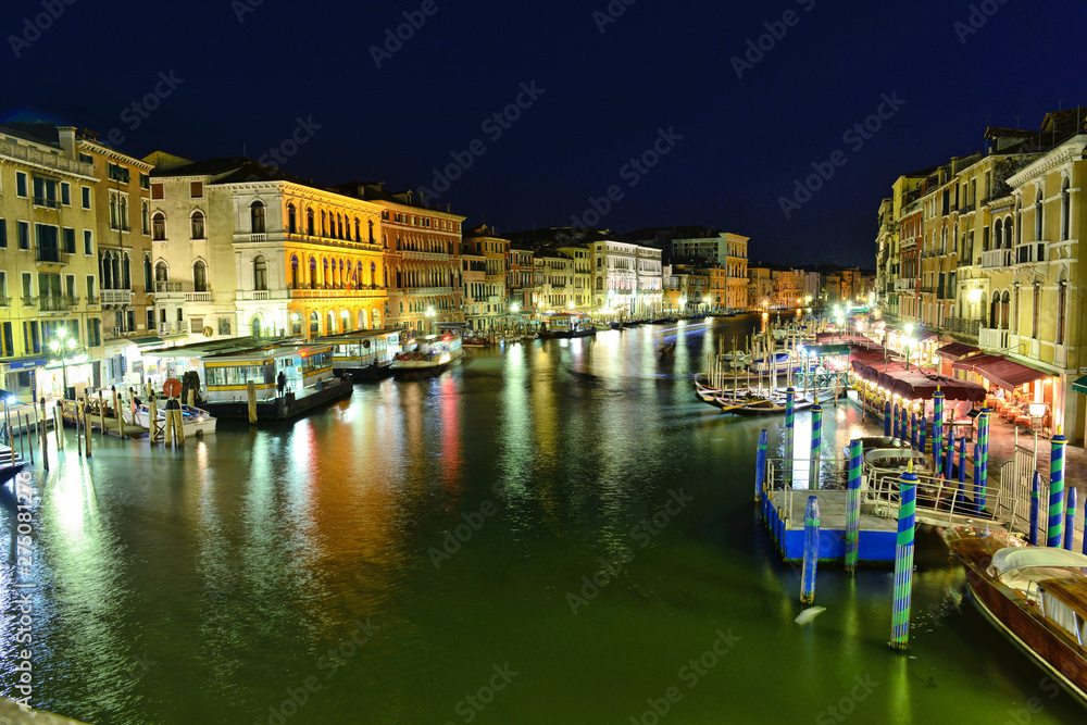 Paesaggio di Venezia in notturno.