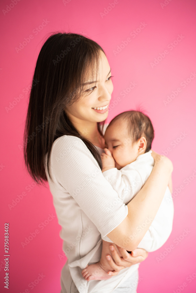 赤ちゃんを抱いた若い女性