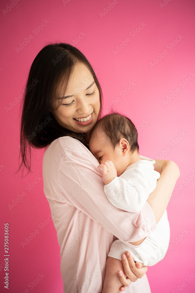 赤ちゃんを抱いた若い女性