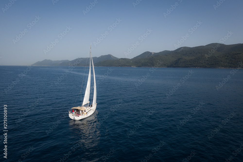 Fototapeta premium Segelboot auf dem Wasser mit Sonne 