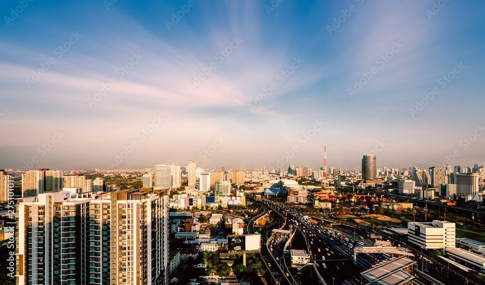 Fototapeta premium Bangkok cityscape at twilight with modern building and traffic jam on expressway