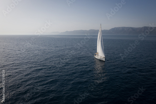 Segelboot auf dem Wasser mit Sonne  © romanb321