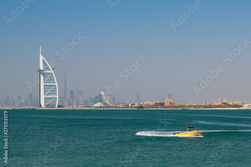 Photo Hotels and boats in luxury Dubai city, United Arab Emirates