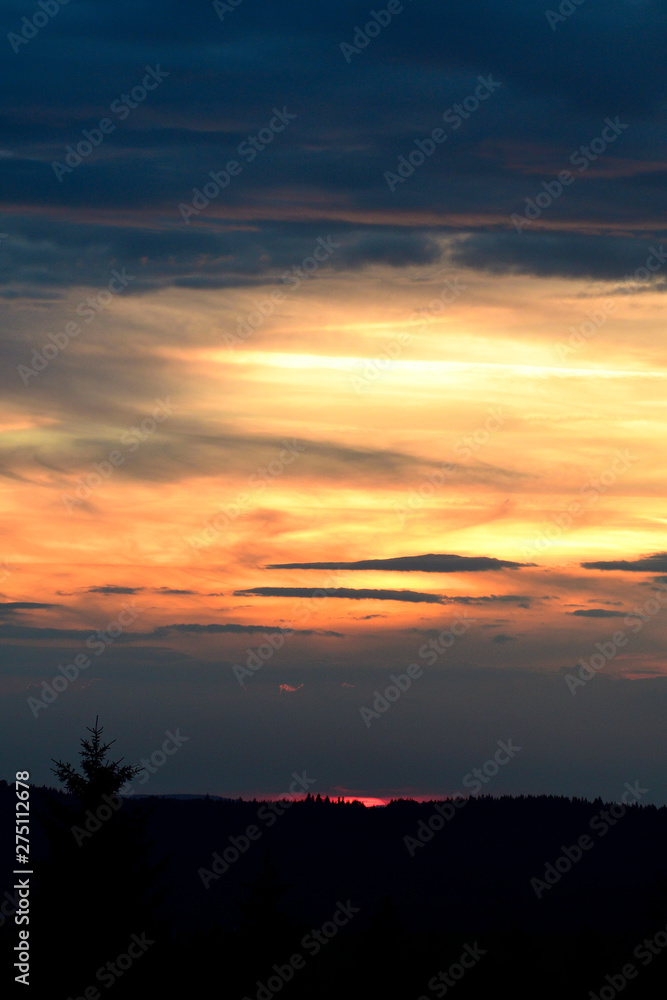 Fototapeta premium Sonnenuntergang über dem Erzgebirge