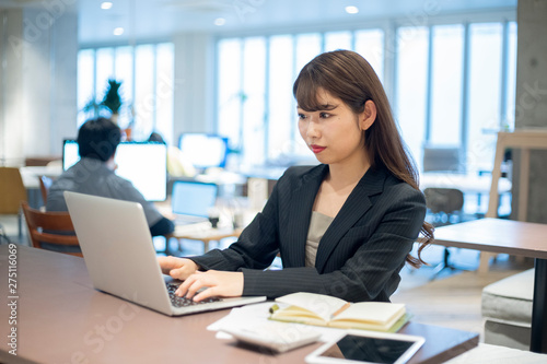 ワーキングスペースで仕事をする女性