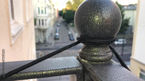 Marienkäfer krabbelt auf hohen Balkon