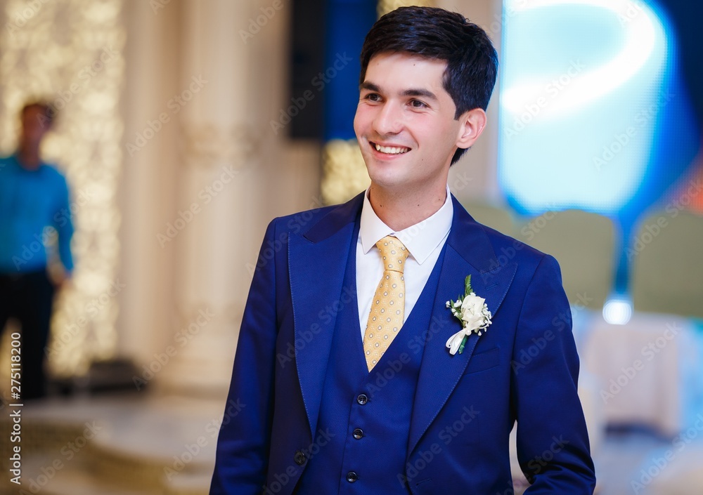 portrait of a handsome young man in a blue suit and yellow tie Stock 写真 |  Adobe Stock