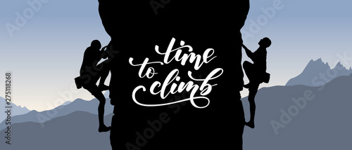 Foto Black silhouette of climbers on a cliff with mountains as a background and brush calligraphy Time to climb