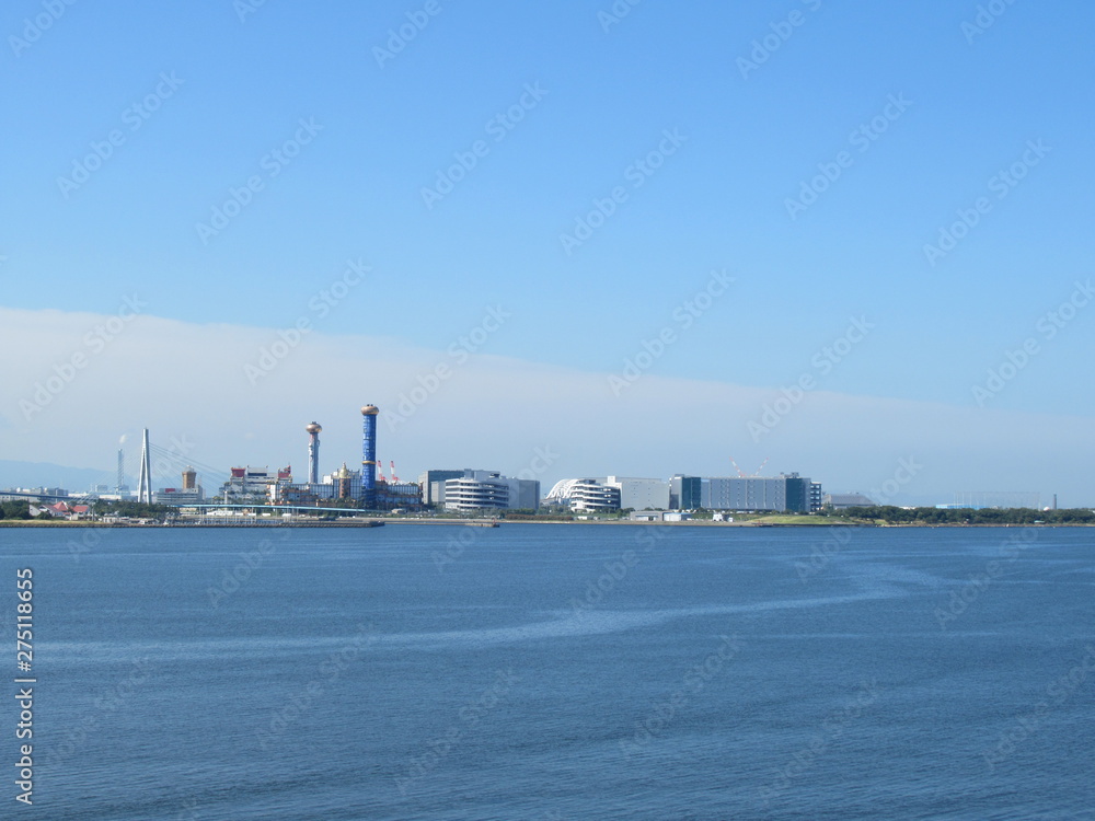 初夏の朝、パーキングエリアから見る大阪湾
