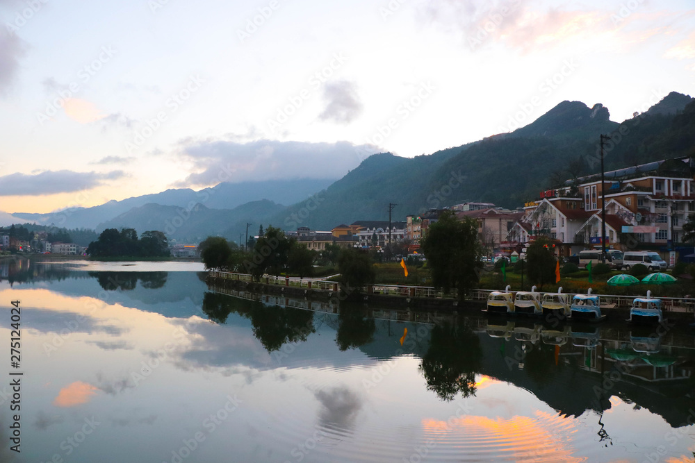 Fototapeta premium Sapa krajobraz jezioro widok odbicie niebo i góry w kulturze Wietnamu