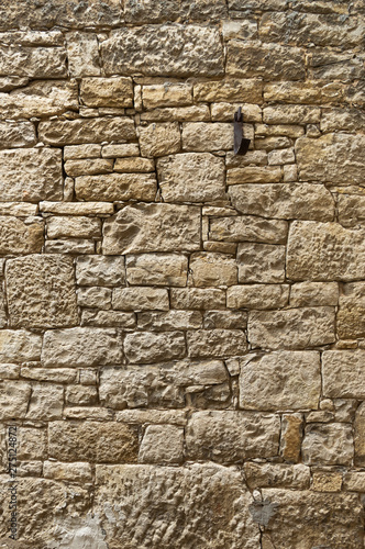 Alte gepflegte Sandsteinmauer aus gelbem Sandstein mit unregelm    ig gro  en und sehr kleinen Steinen