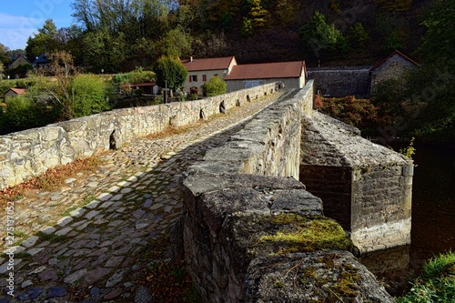 Vue du pont romain de Menat en Auvergne photo
