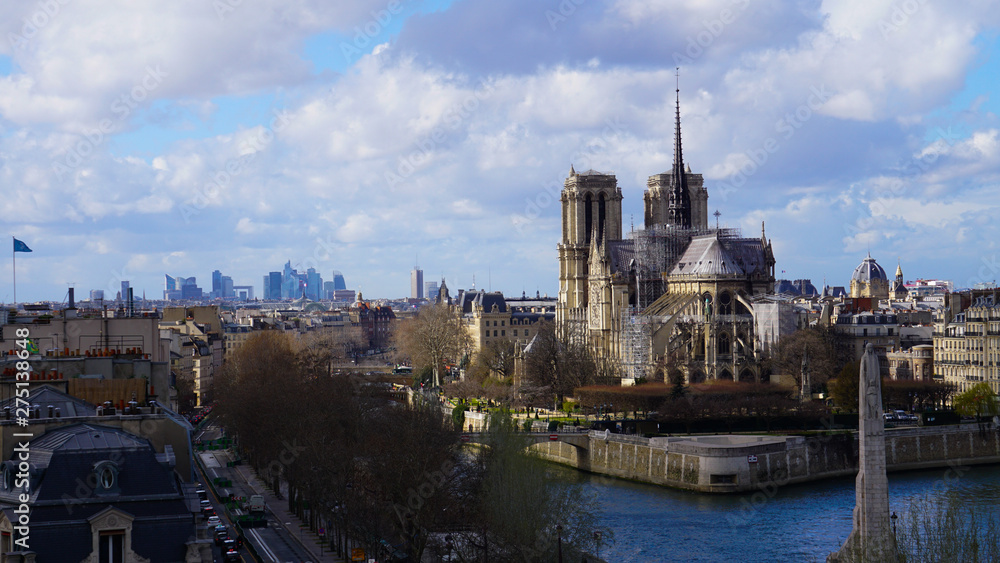 alte Notre Dame de Paris vor dem Brand, hell, im Hintergrund la Defense