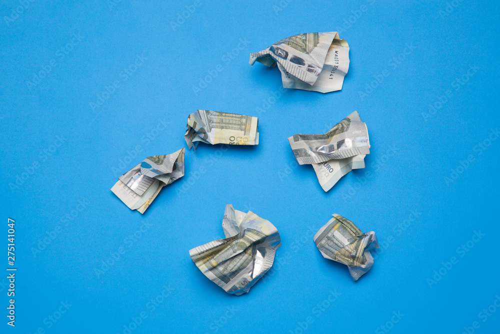 Billetes de dinero arrugado, billetes de cinco euros. Dinero caducado Billetes de dinero arrugado, billetes de cinco euros. Dinero caducado
