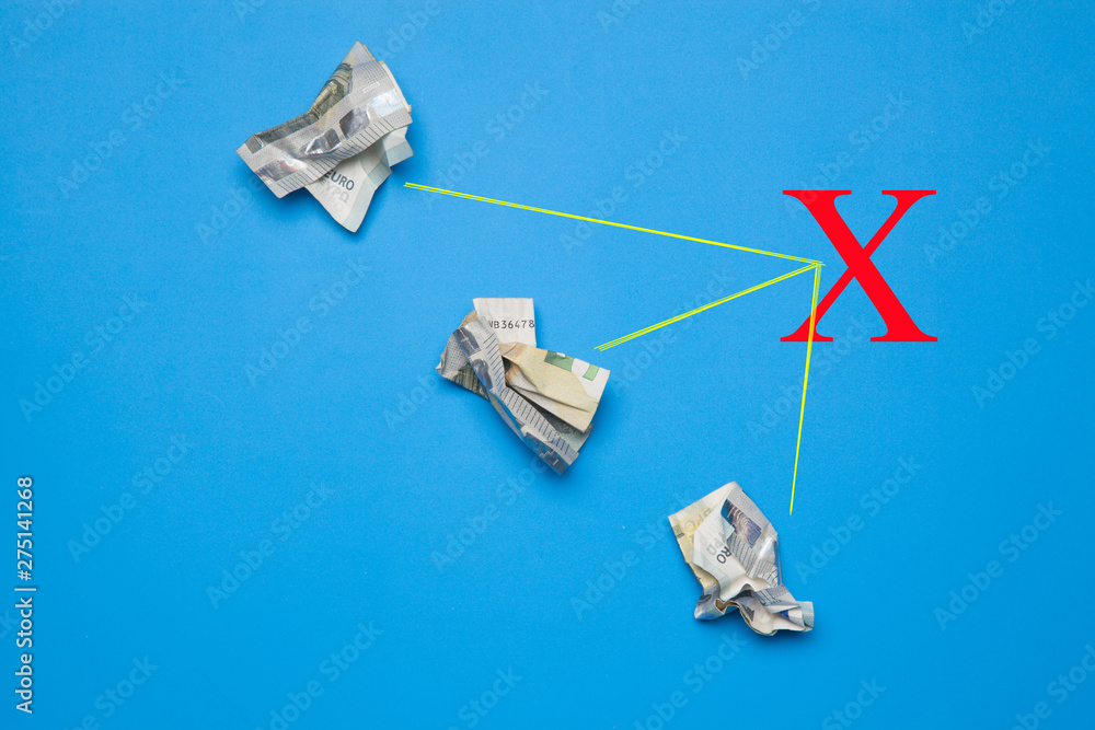 Billetes de dinero arrugado, billetes de cinco euros. Dinero caducado Billetes de dinero arrugado, billetes de cinco euros. Dinero caducado