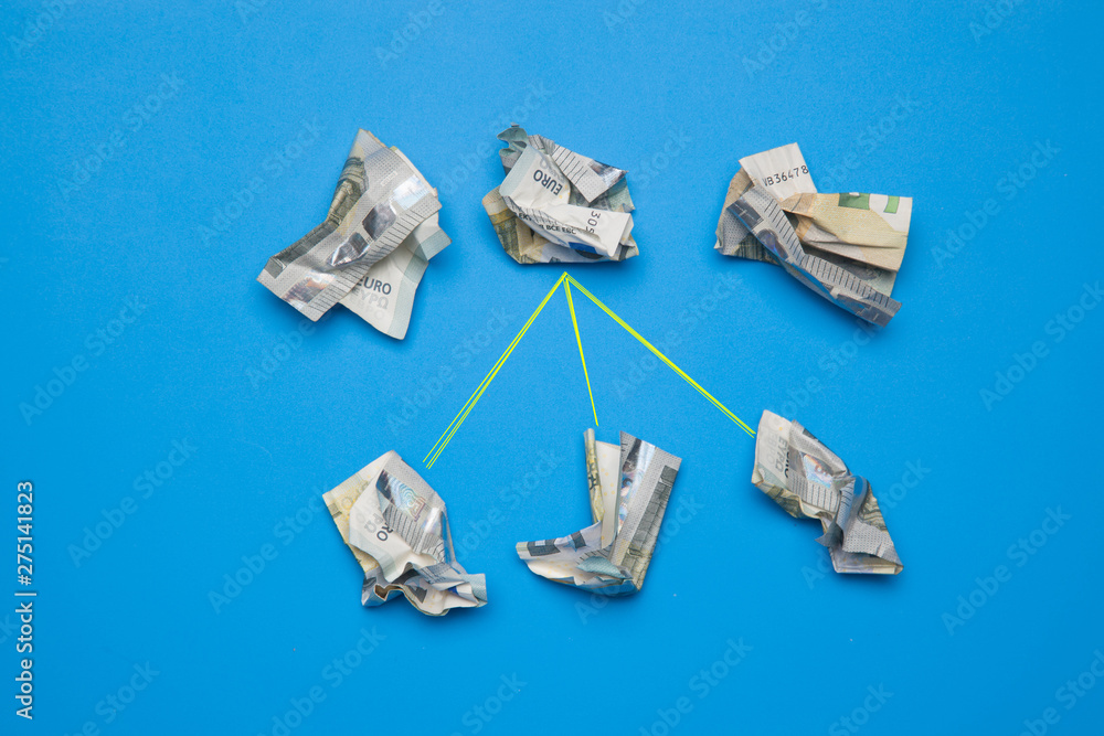 Billetes de dinero arrugado, billetes de cinco euros. Dinero caducado Billetes de dinero arrugado, billetes de cinco euros. Dinero caducado