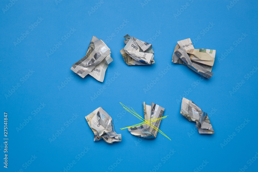 Billetes de dinero arrugado, billetes de cinco euros. Dinero caducado Billetes de dinero arrugado, billetes de cinco euros. Dinero caducado