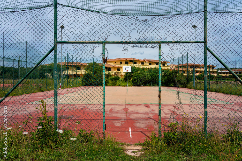 verwahrloster Sportplatz verwahrloster Sportplatz