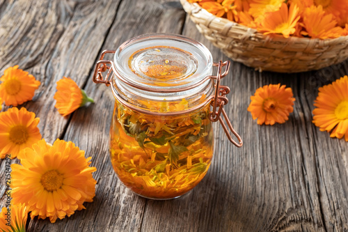 Preparation of tincture from fresh calendula flowers