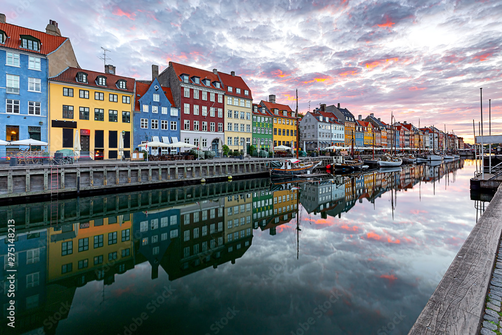 Fototapeta premium Copenhagen. Nyhavn Canal, colorful houses and city embankment at sunrise.