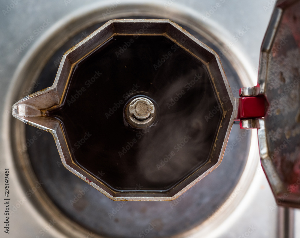 Obraz premium Moka brewing coffee. Top view.
