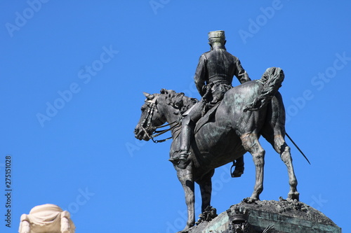 Monumento del rey Alfonso XII a caballo en el parque del retiro de Madrid