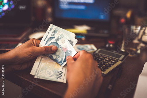 Foto woman hands counting turkish lira