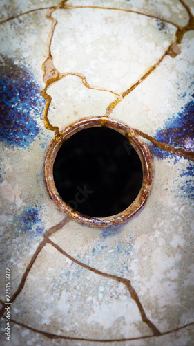 A vase I repaired with gold powder and urushi lacquer that is in a 16x9 aspect ratio.