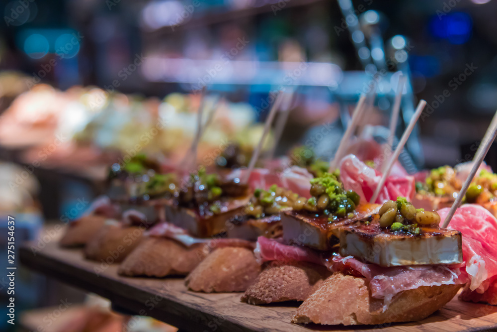 Obraz premium szaszłyki i tapas typowe dla kraju Basków, szaszłyki i wykwintna kuchnia