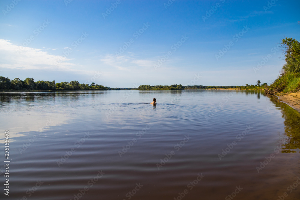 Obraz premium A person leads a healthy lifestyle and swims in the river