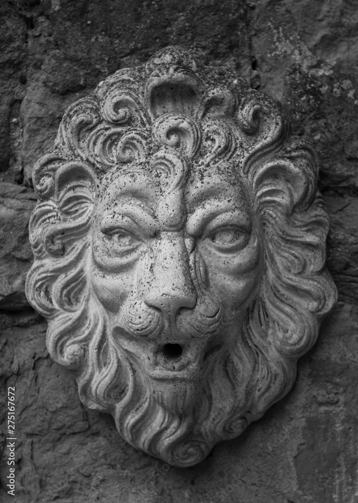 Lion head stone sculpture fountain
