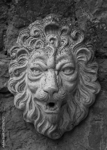 Lion head stone sculpture fountain