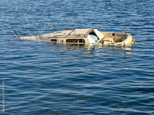 Sunken boat © pr2is