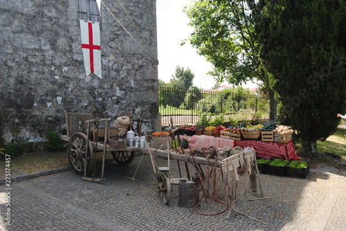 Cenário medieval com montra de frutas e legumes photo