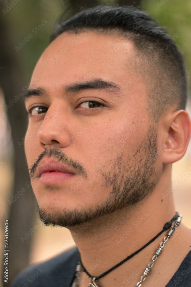 Obraz premium Hombre apuesto en la calle con expresión facial y camisteas
