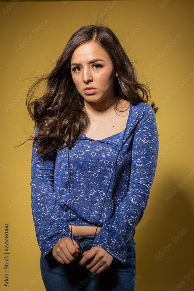 Chica dulce en estudio amarillo expresión facial emociones, linda en vestido y jeans Chica dulce en estudio amarillo expresión facial emociones, linda en vestido y jeans