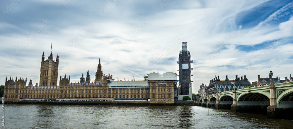 Φωτογραφία Westminster Bridge overlooking government buildings and Big Ben during the high season