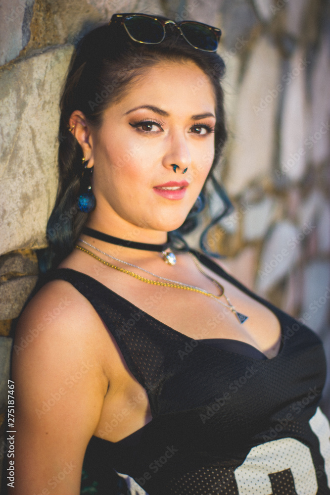 Fototapeta premium Chica rock en naturaleza con shorts de mezclilla jeans top negro, cabello ombré, linda sexy