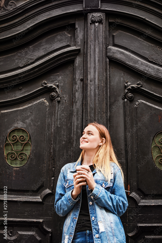 Obraz premium Female tourist with cup of coffee outdoors