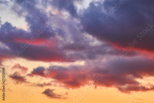 Fototapeta Naklejka Na Ścianę i Meble -  Ciel nuageux aux tons rosé, pourpre, orangé