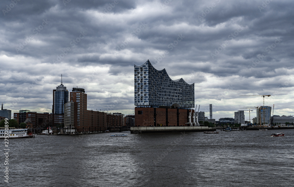 Fototapeta premium Hamburger Hafen mit Elbphilharmonie
